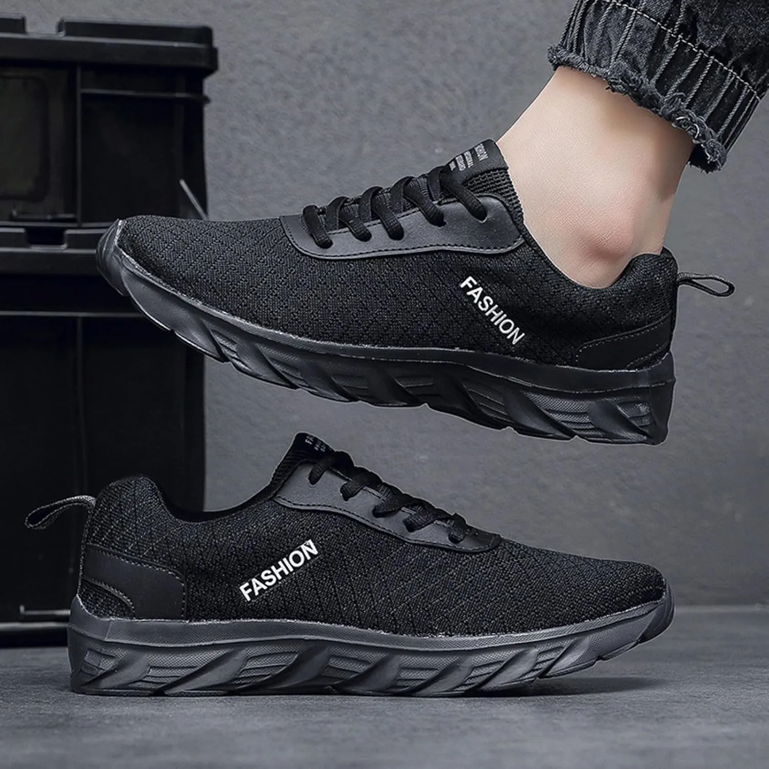 Men's Classic Casual Jogging Sneakers Lace Up Lightweight Breathable Fashion Sneaker Non Slip Barefoot Sneaker